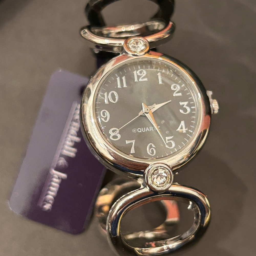 Chic Silver and Black Circular Watch H22